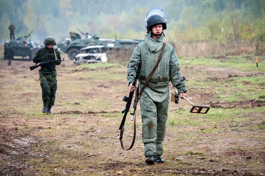 俄军士兵藏身手推车被意外发现，竟成靶子？揭秘背后故事