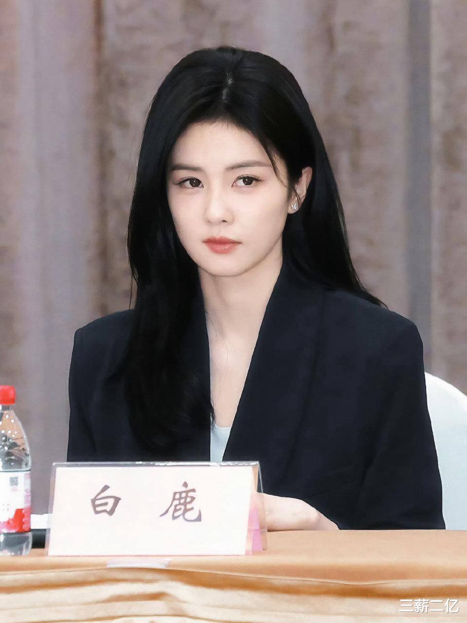 白鹿黑色西装被赞体制内女友风，时尚与气质的完美融合