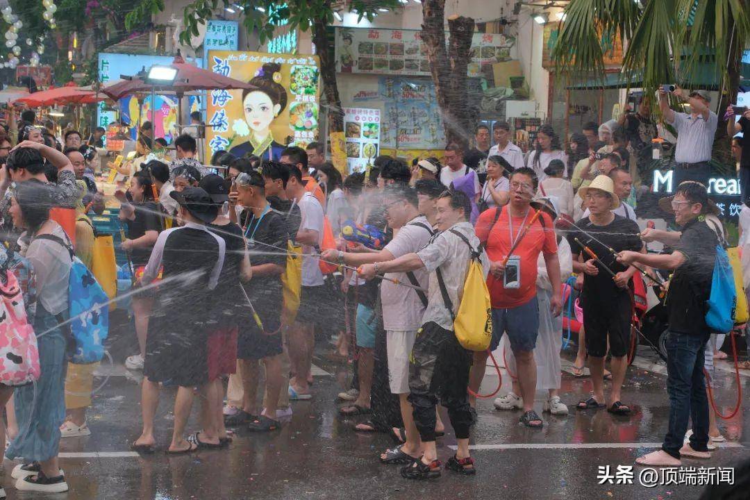 游客参加泼水节活动遭遇高压水枪喷伤左眼
