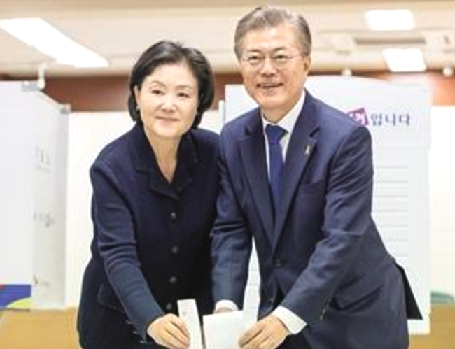 探寻文在寅背后的女人，妻子照片背后的故事