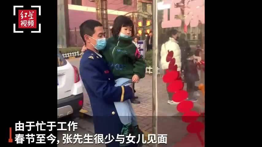 暖心瞬间，一位74岁父亲接5岁女儿放学的感人故事