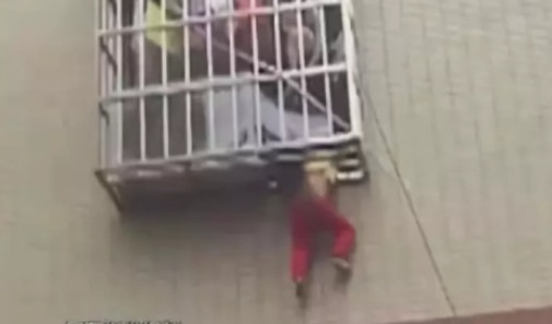 小女孩从26楼坠下奇迹生还，生命的顽强与希望之光