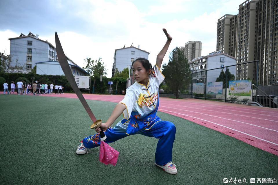 闪耀新时代，00后女生舞动关刀展现巾帼风采