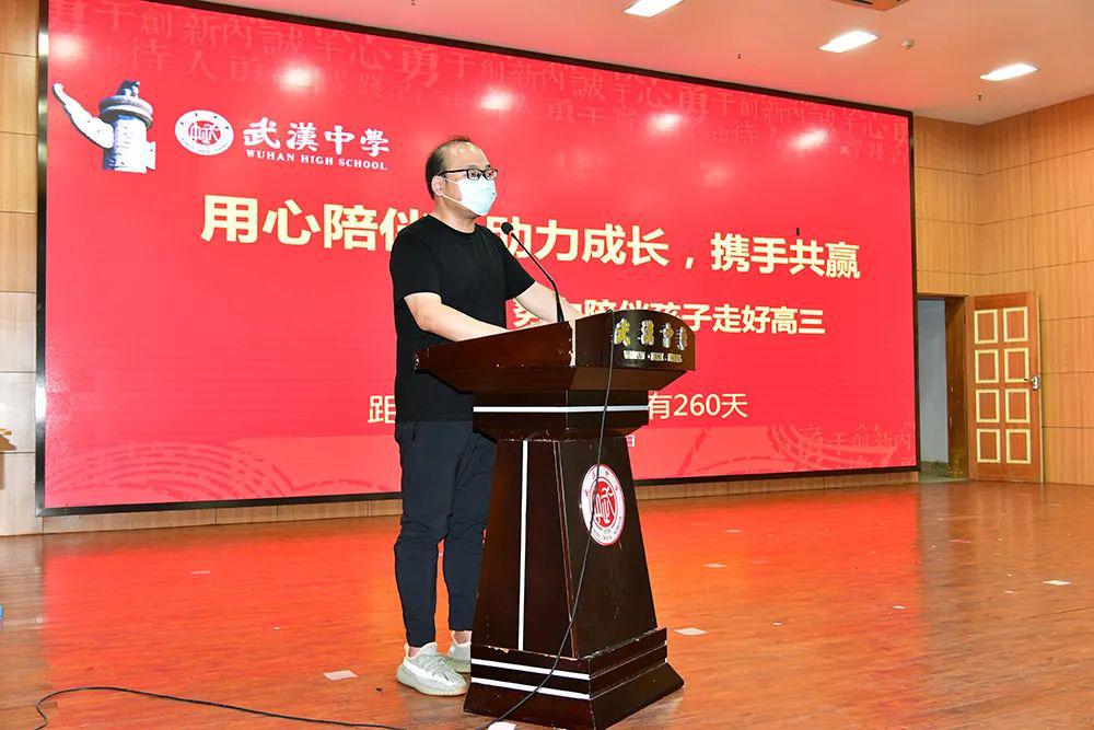 时代中国梁雄文，引领潮流，铸就传奇
