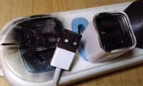 没拔充电器家里烧光，一次警示的教训