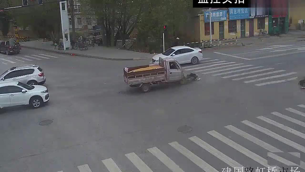 男子骑车闯红灯遭遇面包车甩尾撞倒事件分析