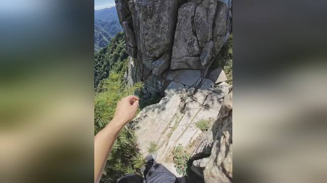 网友拍到大爷在悬崖峭壁上耕作，绝壁农耕的坚韧与力量
