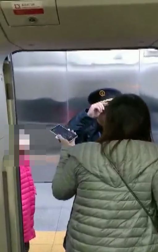 女子阻挡高铁车门等待丈夫事件，反思与启示