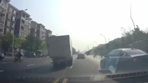 前方突发，货车变道与后方车辆激烈碰撞