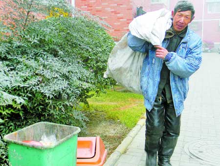 拾荒男子时隔两年上门还账，诚信与责任的坚守
