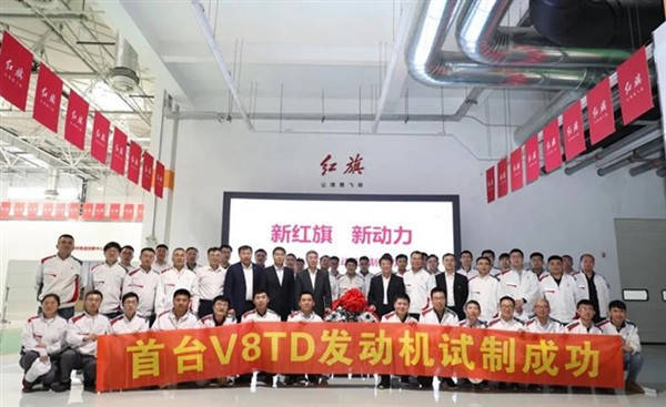 男生用公主抱迎接跑完800米的女友，一场浪漫与力量的完美交融