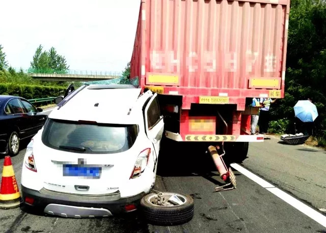路面现4米大坑，货车司机车毁人亡——悲剧背后的警示与反思