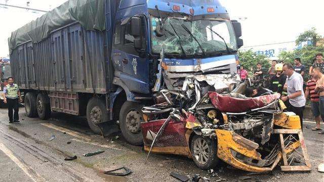 路面现4米大坑，货车司机车毁人亡——悲剧背后的警示与反思