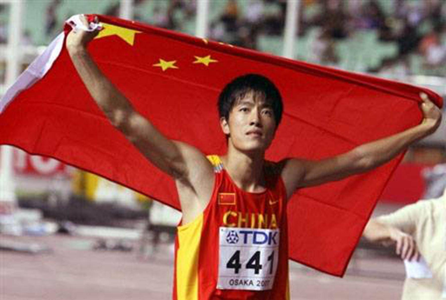 范志毅晒合照祝鹿晗生日快乐，友情长存，青春不老