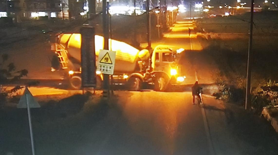 悲剧降临，六岁女童过马路遭遇罐车碾压身亡