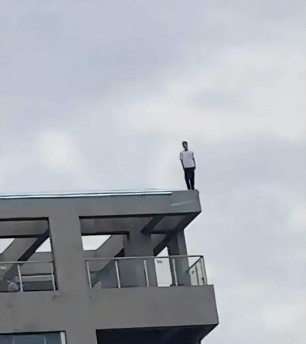 初看以为跳楼，再看发现他在一楼