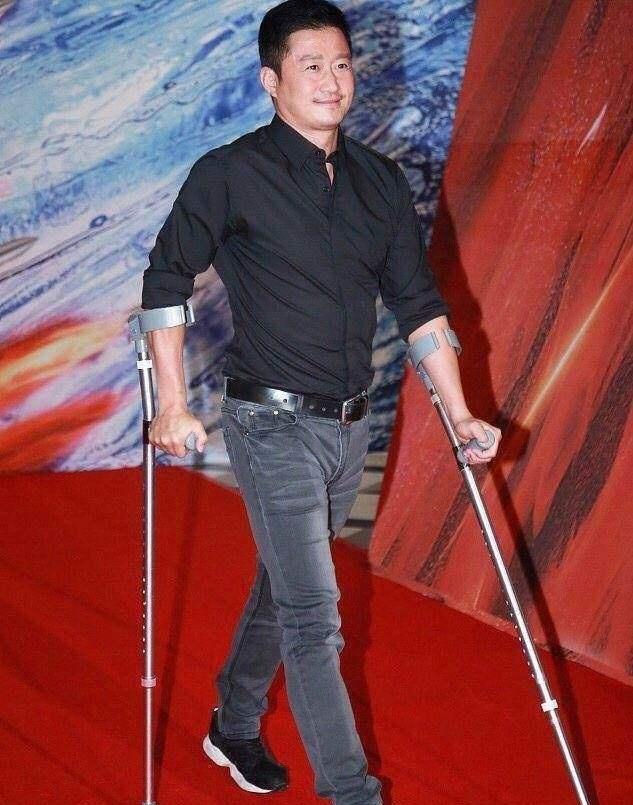 吴京受伤的部位，铁血战士的坚韧之路