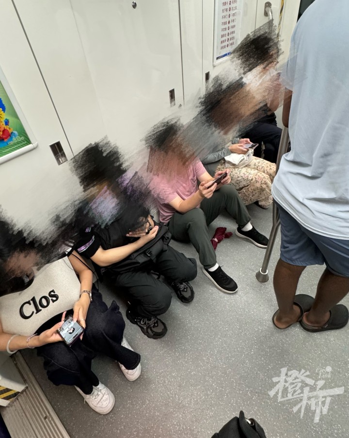 地铁再现板凳族，官方回应引热议