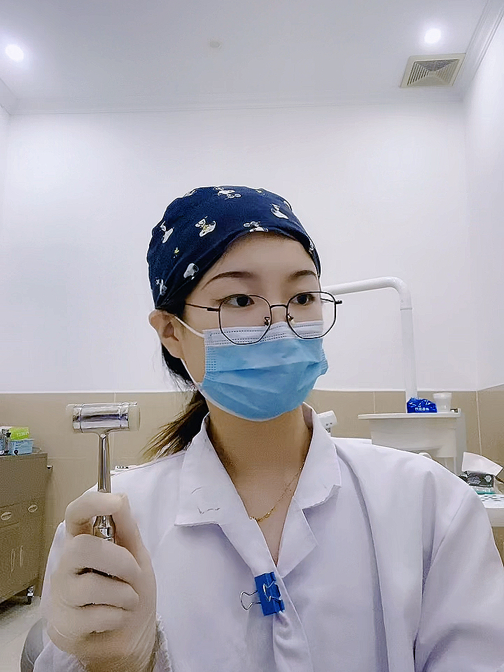拔牙的女医生，专业与关怀的力量