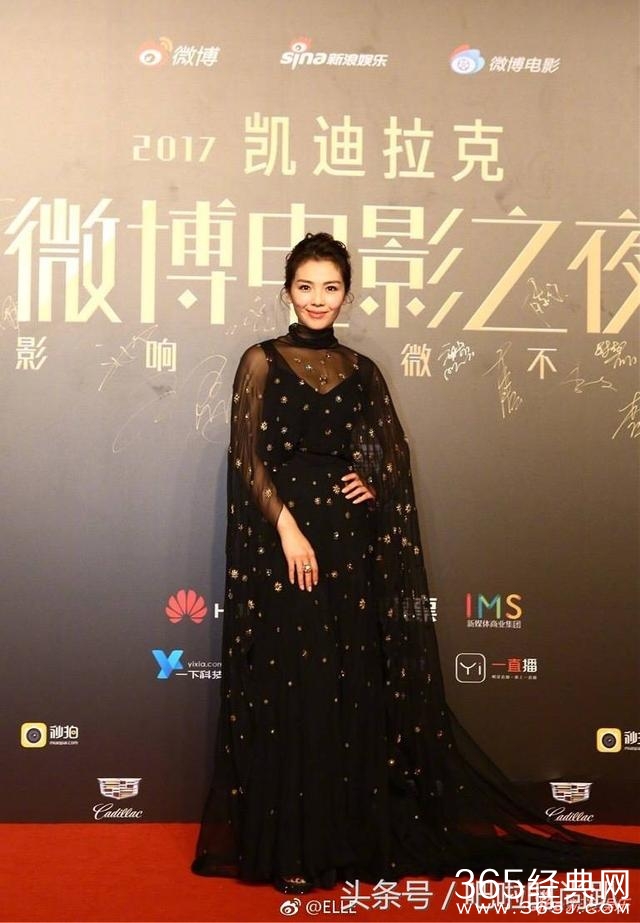 璀璨之星，刘涛的披风礼服魅力闪耀