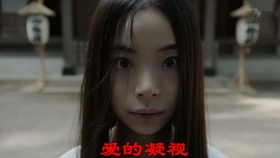 男子咬了美女的脖子，背后的故事引人深思