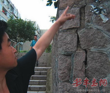 家中藏数百块大石头致墙体开裂？一探究竟！