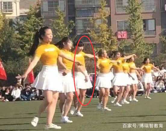 淄博高校运动会上的高个小姐姐，飒爆全场！