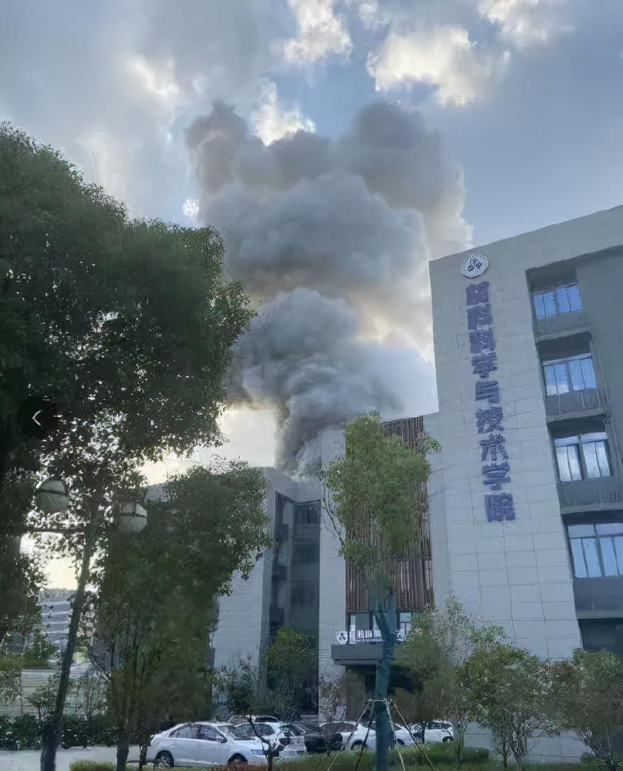 南京一车辆爆燃引发连锁反应，附近车辆遭波及