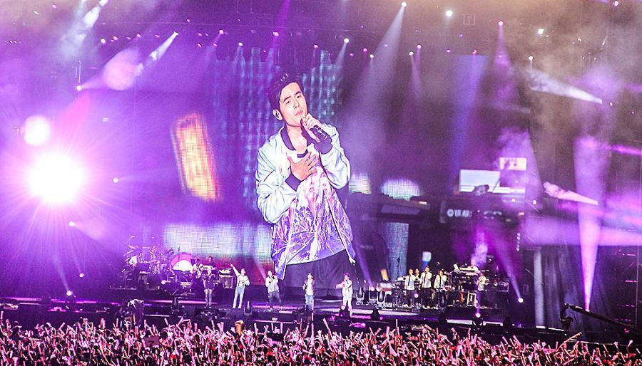 周杰伦回应演唱会从四场减至三场，歌迷热议与偶像的双向理解
