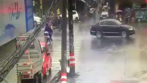 货车失控横冲直撞，骑车女子弃车狂奔
