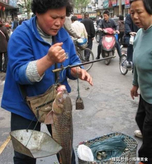 顾客买鱼不杀遭扔秤砣 商贩被行拘——事件深度解析