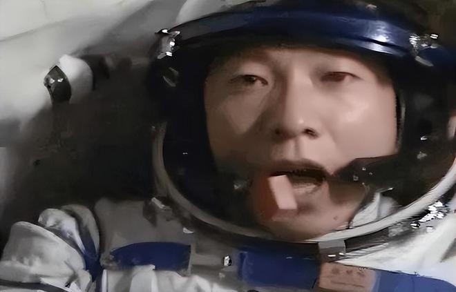 神二十发射时，航天员母亲的深情与不舍，一抹泪水的背后故事