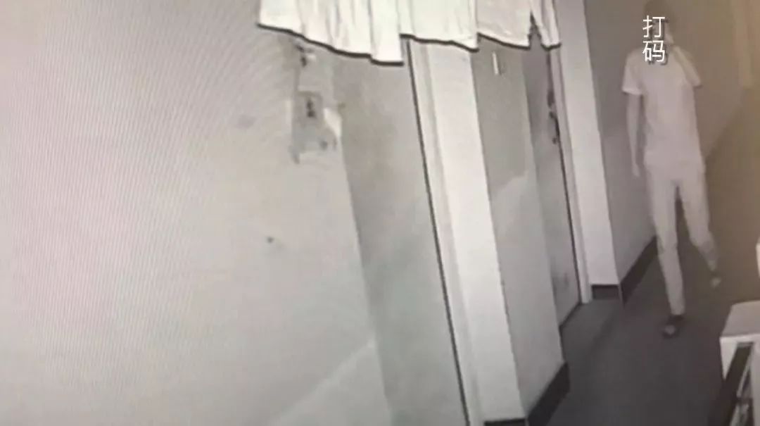 男子裸露下体偷进房间藏在女生床下，警惕身边的潜在危险