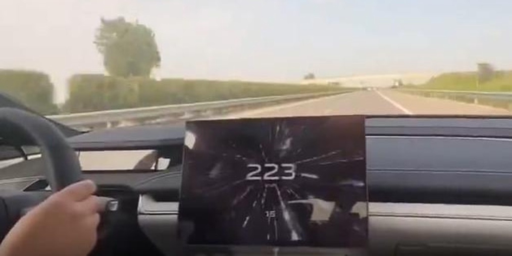 小米SU7，速度与激情的完美结合——高速狂飙至230km/h
