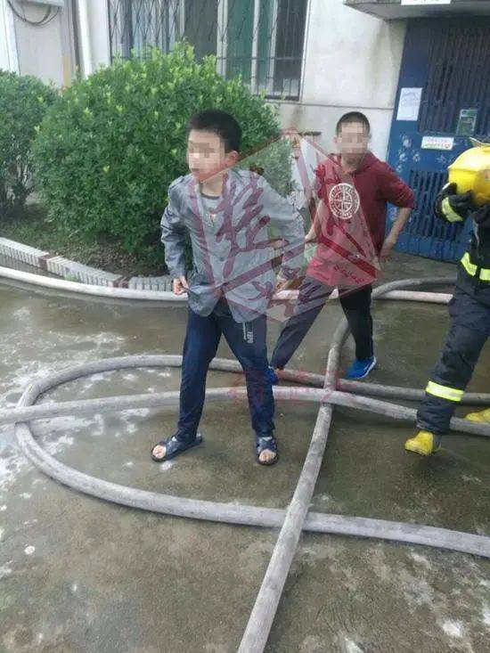 熊孩子放火，警惕儿童玩火的危险行为