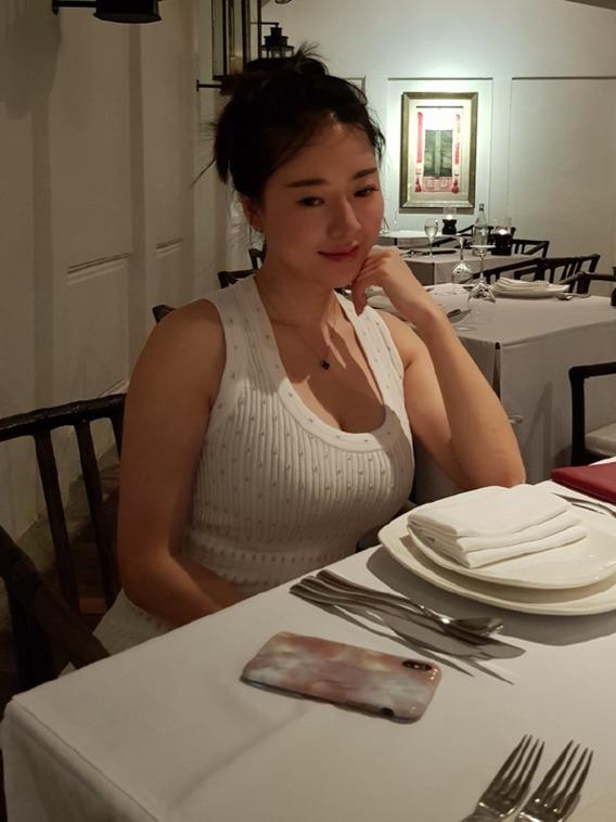 刘强东母亲惊喜现身京东食堂煮饺子，浓浓亲情与企业文化交织
