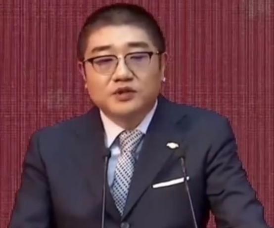 刘强东母亲惊喜现身京东食堂煮饺子，浓浓亲情与企业文化交织
