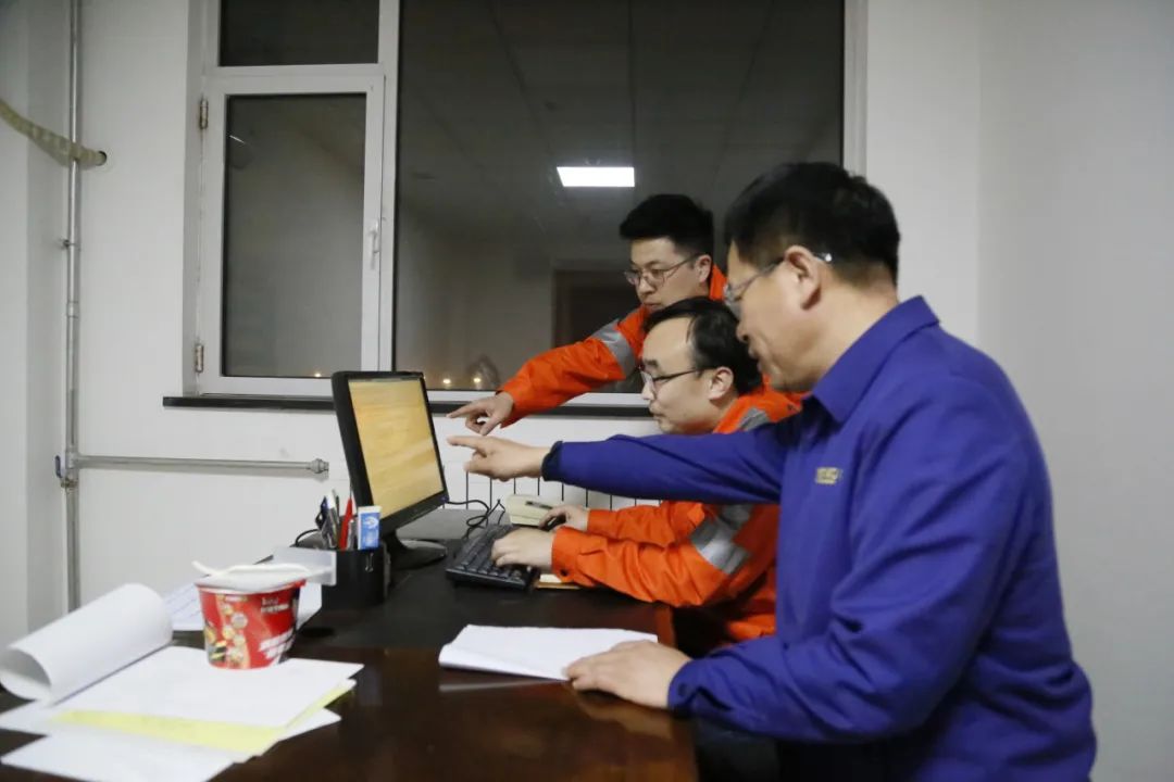 公司开会到凌晨2:30，夜深人静时的决策时刻