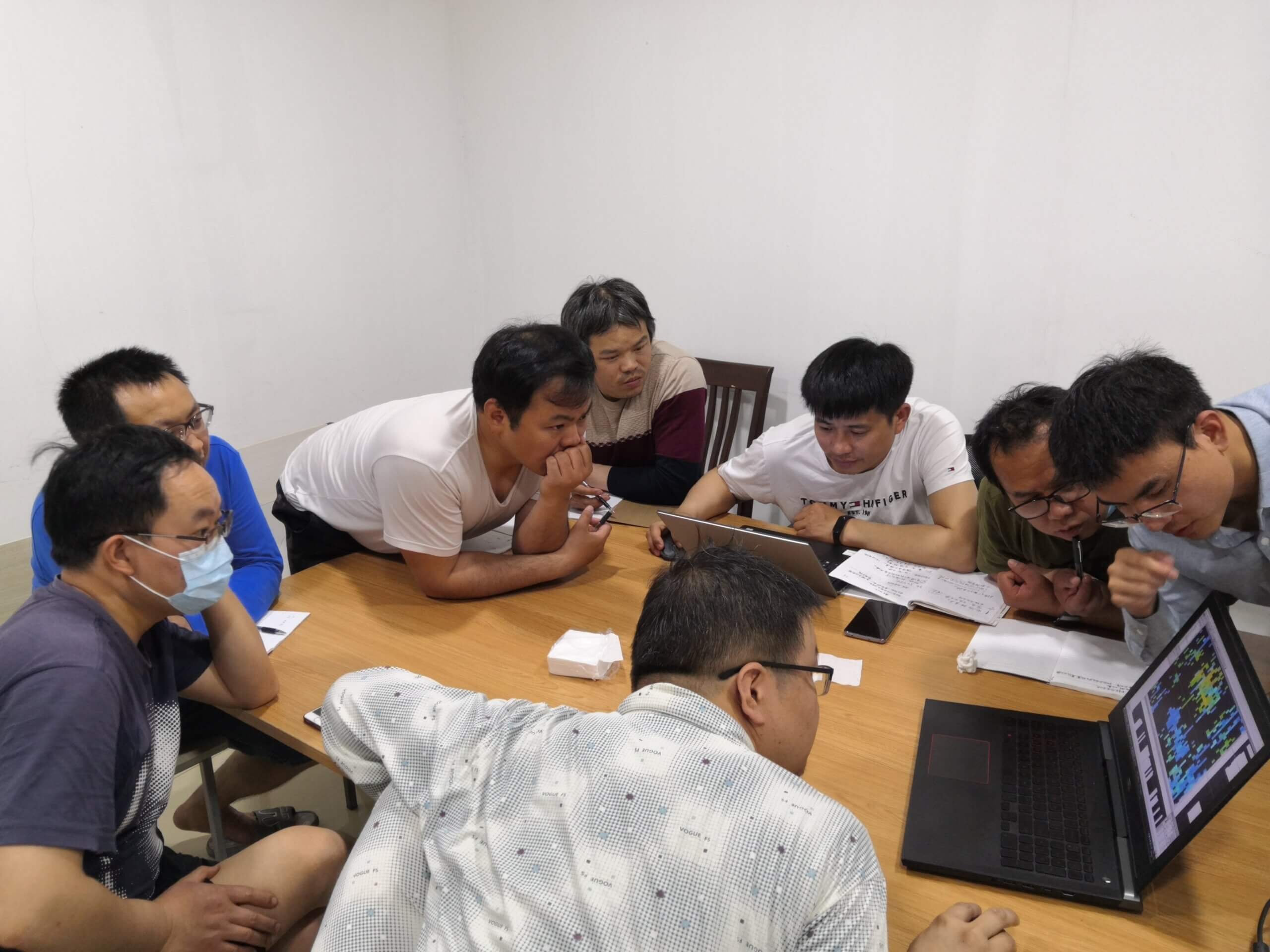 公司开会到凌晨2:30，夜深人静时的决策时刻