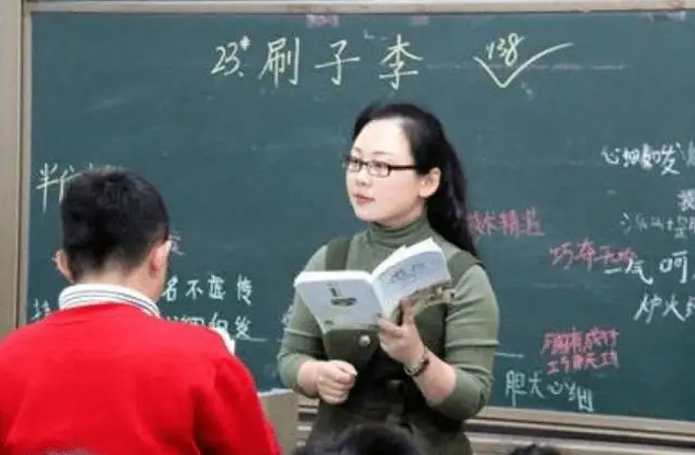 老师拍段子创新互动，学生鞠躬喊总裁好