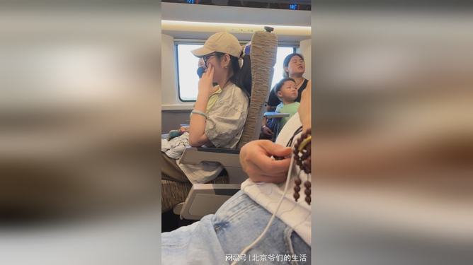 坐高铁后面的小孩子一直都在玩小桌板