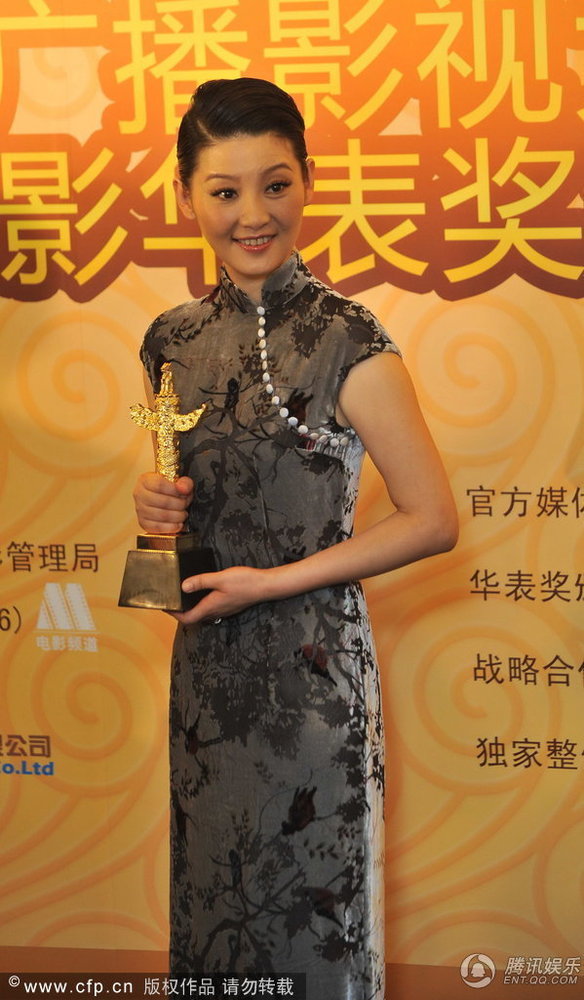 惠英红获华表奖优秀女演员奖激动落泪，演艺圈的一颗璀璨之星再次闪耀