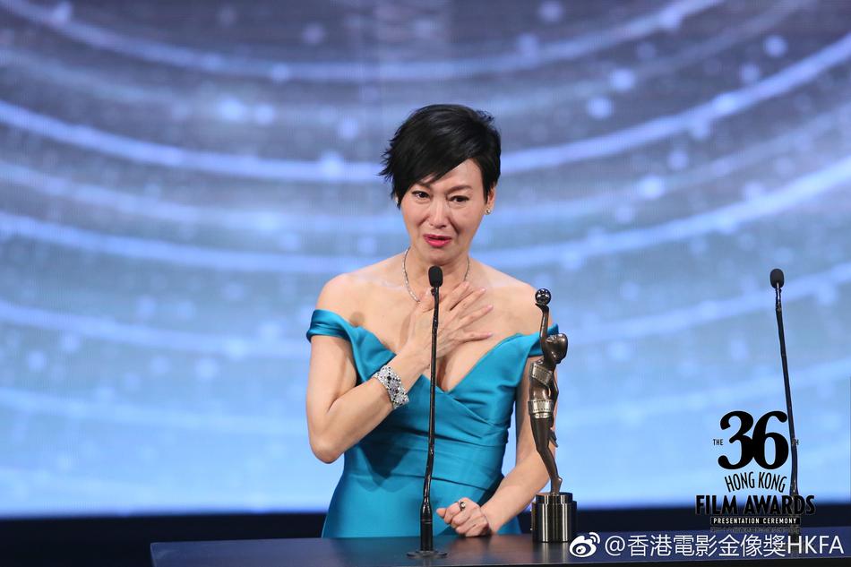 惠英红获华表奖优秀女演员奖激动落泪，演艺圈的一颗璀璨之星再次闪耀