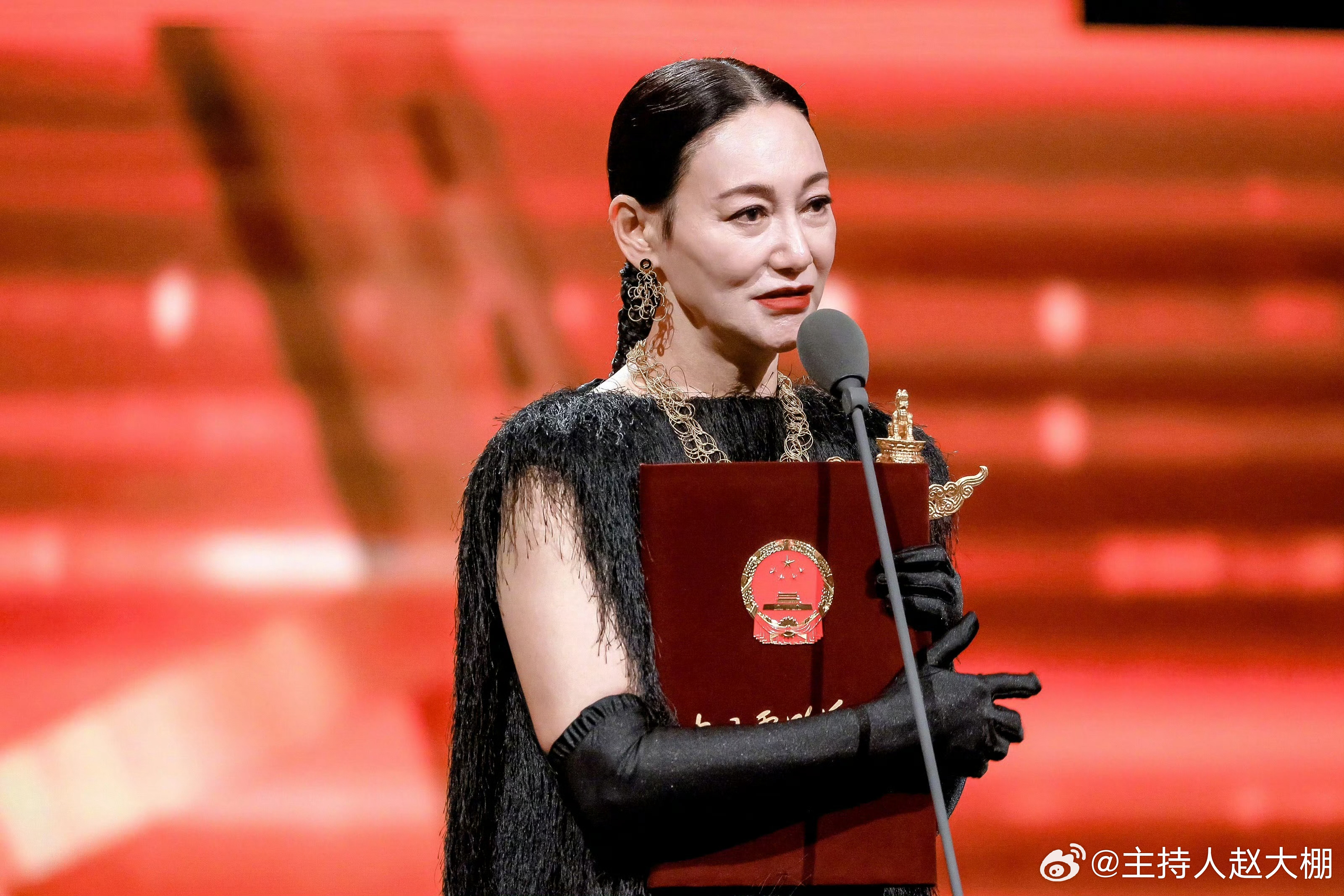 惠英红华表奖首位中国香港影后，荣耀背后的传奇故事