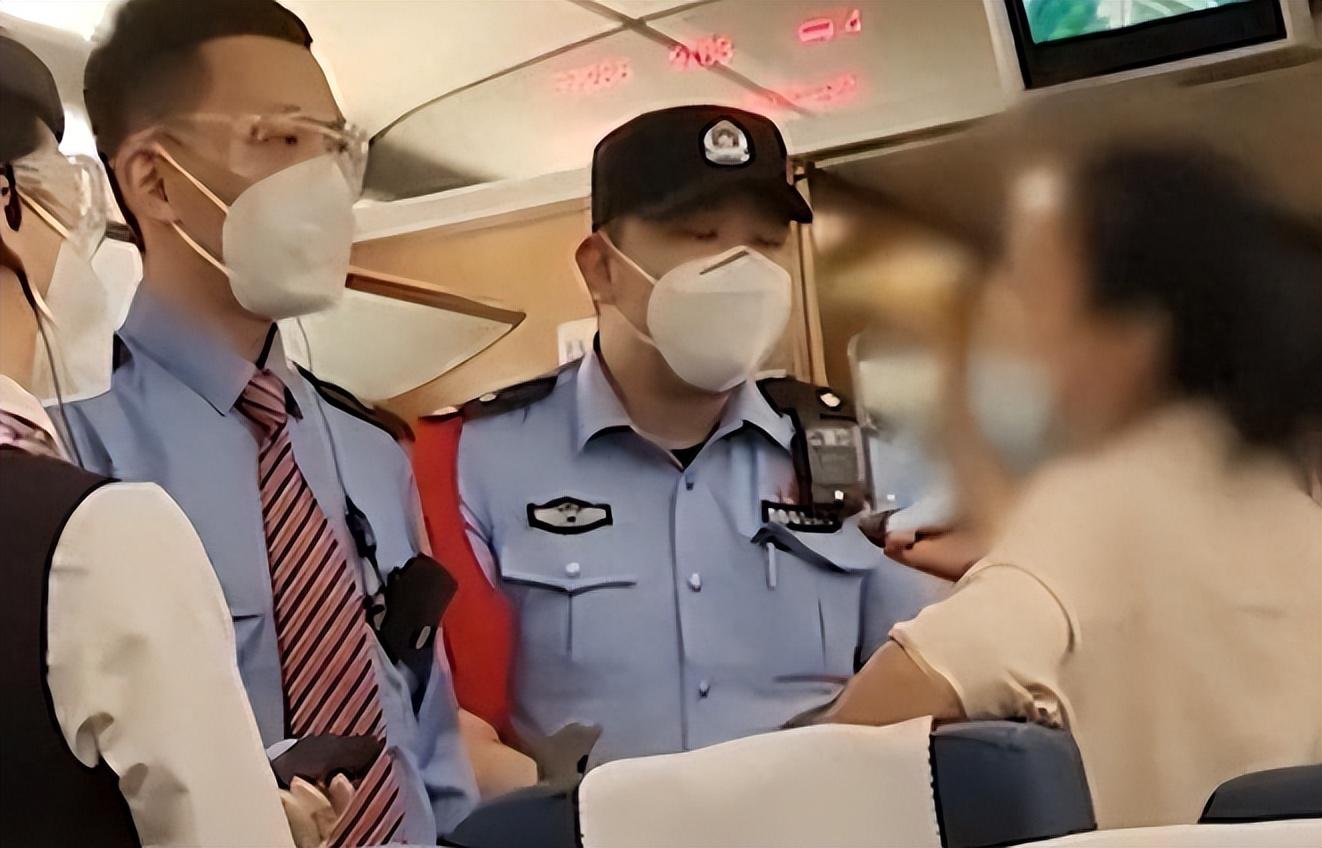 高铁上小孩子吵闹，乘务员应该如何应对？