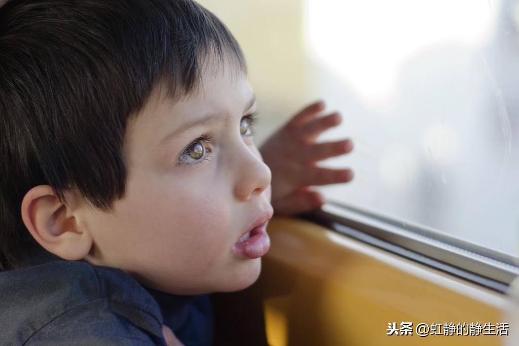 高铁上小孩子吵闹，乘务员应该如何应对？