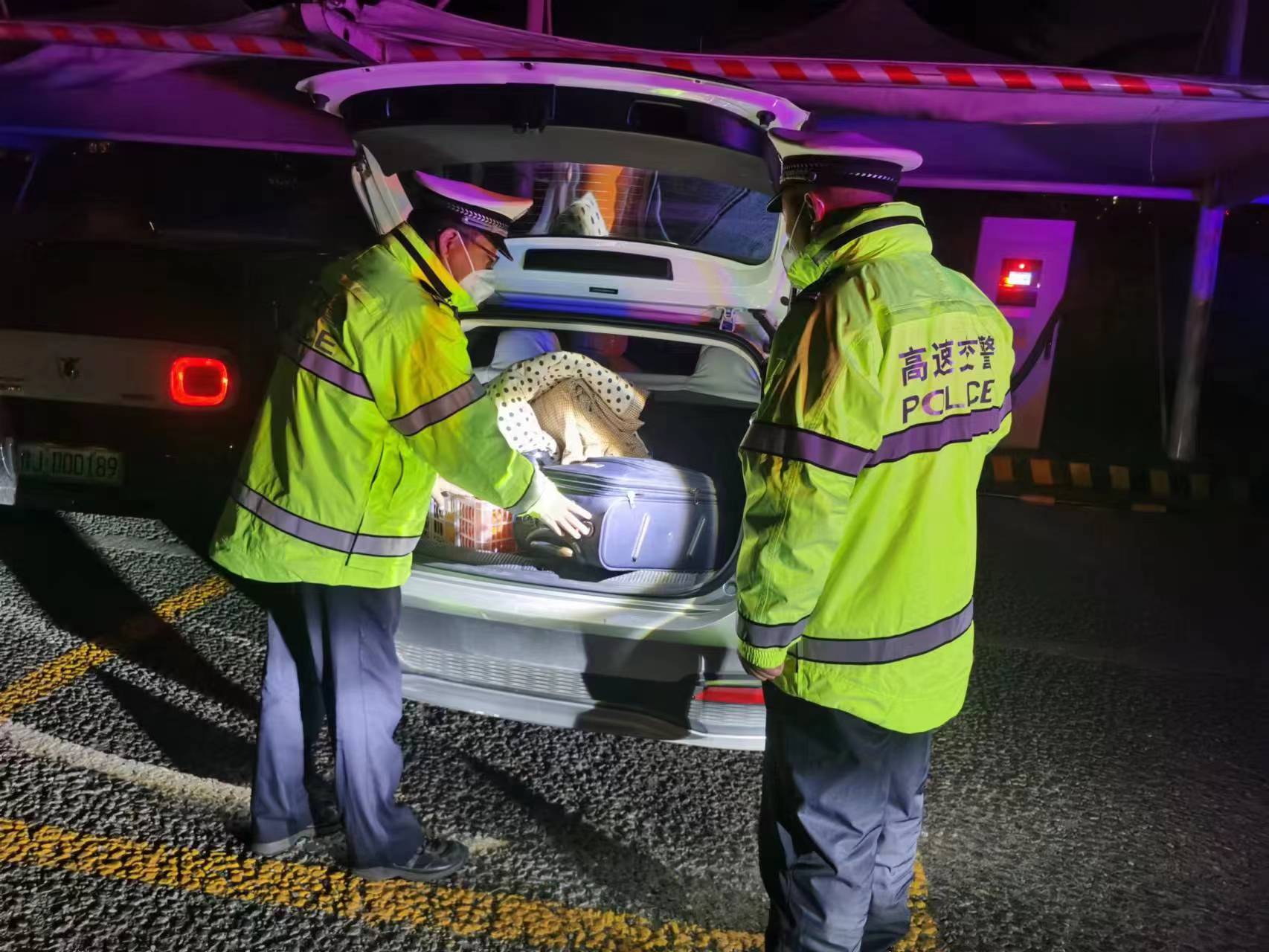 乘客深夜被丢服务区，事件反思与启示
