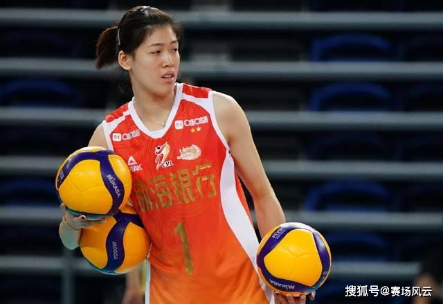 李盈莹受伤两个月后现身中国女排，坚韧的力量再次闪耀