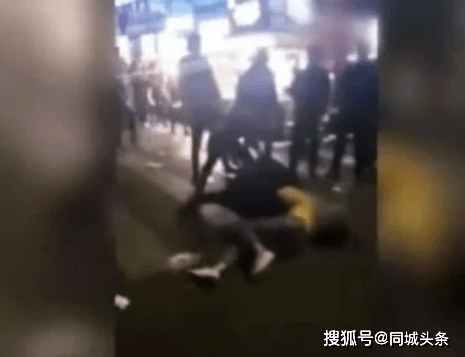两男子起口角，女友劝架秒变求婚现场——一段浪漫与惊喜交织的视频