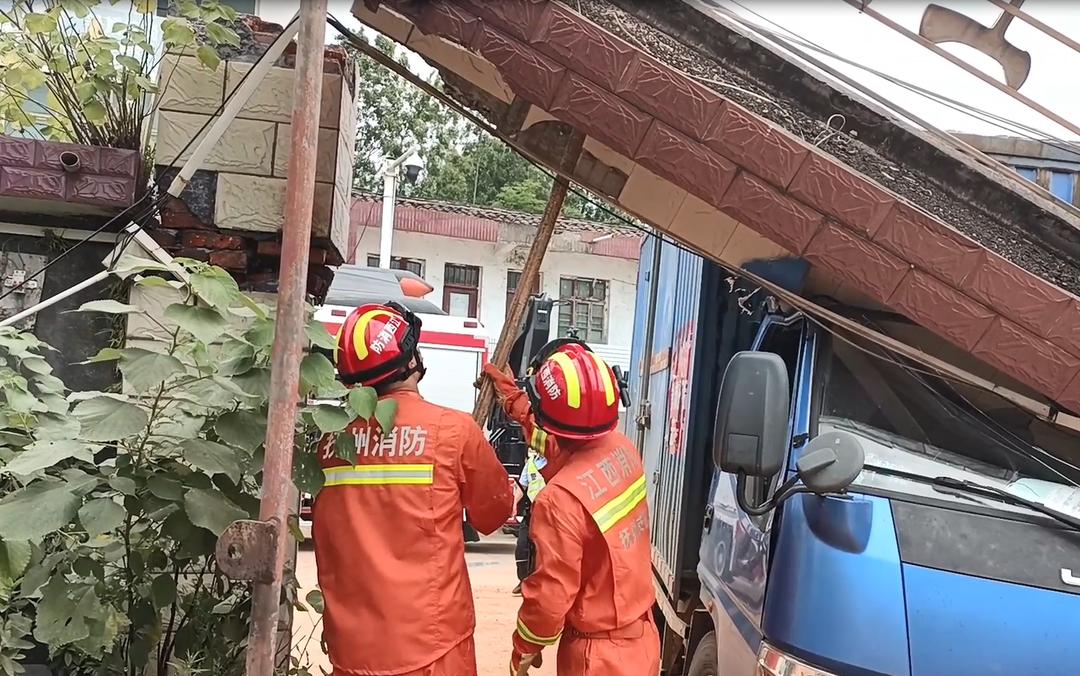 生死边缘的奇迹，男子在23层楼高吊车倾倒中的侥幸逃生